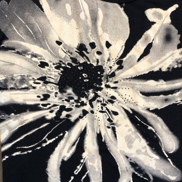 3/4 sleeve top with flower design NWOT - Picture 4 of 9